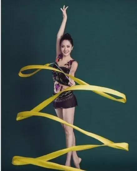 体操女神嫁给男篮朱芳雨被出轨竟还被抢孩子离婚几乎净熊猫体育身出户(图3)