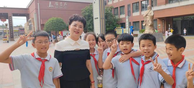 熊猫体育平台宋馨会长走进西安沣东二小传播阳光心理教育助力孩子健康成长(图7)