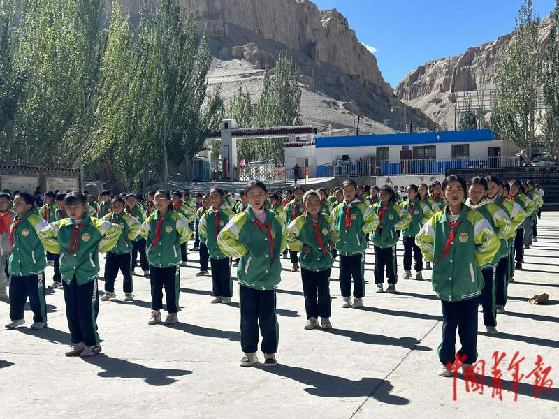 西熊猫体育官网藏札达县编创“宣舞体操” 让民族团结教育印在青少年心中(图1)