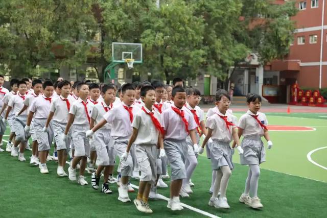 翠华路小学举行队列队形暨广熊猫体育播体操比赛(图2)