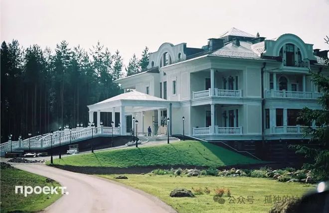 熊猫体育普京与金牌体操选手情妇密交16年2私生子与世隔绝豪华生活曝光(图2)