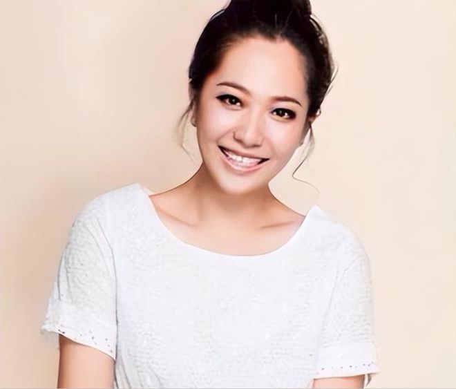 熊猫体育命苦的体操女神:遭富豪丈夫背叛儿子抚养权被抢最终净身出户(图2)