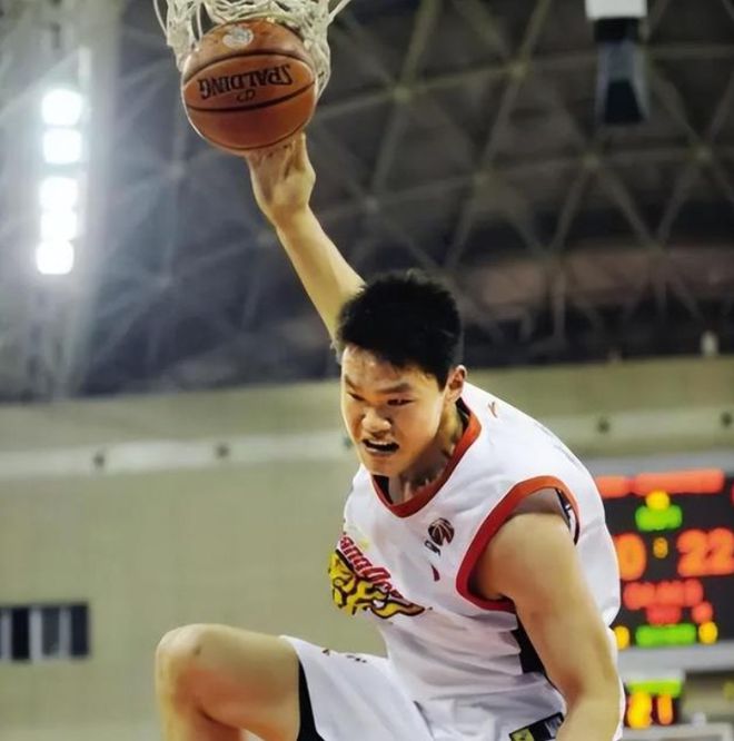 熊猫体育命苦的体操女神:遭富豪丈夫背叛儿子抚养权被抢最终净身出户(图14)