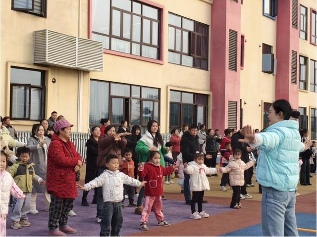 宜宾市叙州区双龙镇中心幼儿园大班组举办亲子运动会(图1)