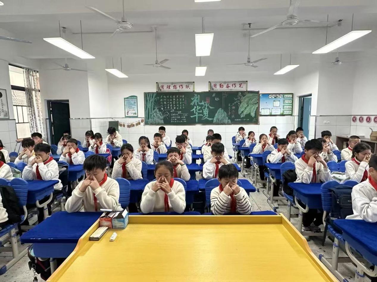 律动润童心活力满校园——庐山市蛟塘中心小学举行“两操一舞”比赛(图1)