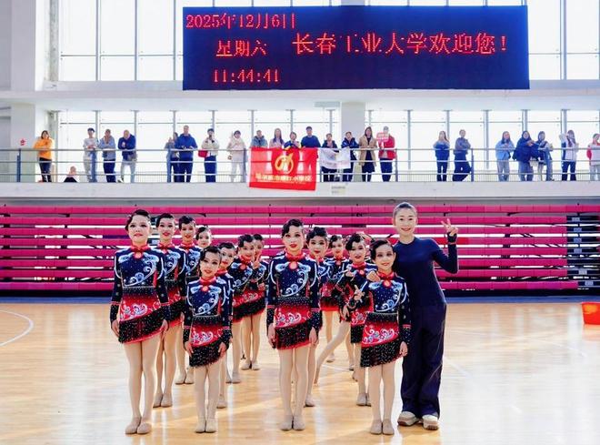 双冠加冕！哈尔滨继红小学校“飒娃啦啦队”闪耀全国啦啦操联赛（长春站）(图2)