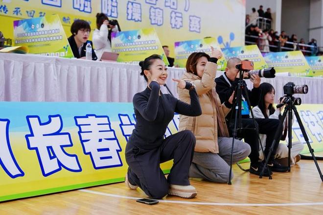 双冠加冕！哈尔滨继红小学校“飒娃啦啦队”闪耀全国啦啦操联赛（长春站）(图1)